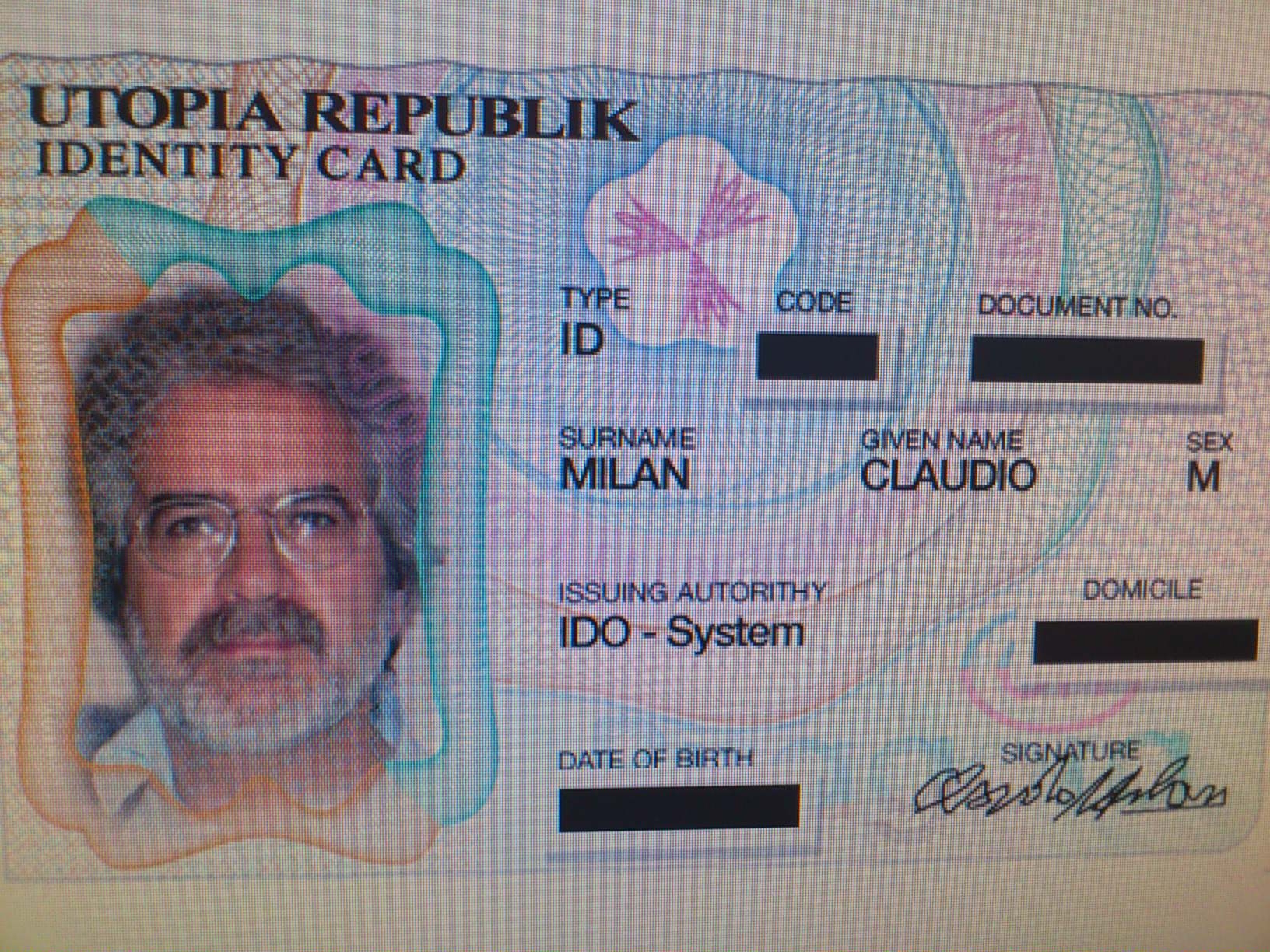 Immagine inaccettabile, con identità non nitida/sfuocata e informazioni oscurate: